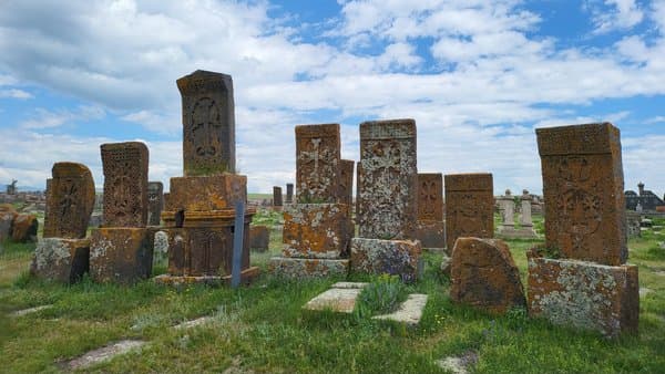 Noratus_Khachkar_Cemetery_3
